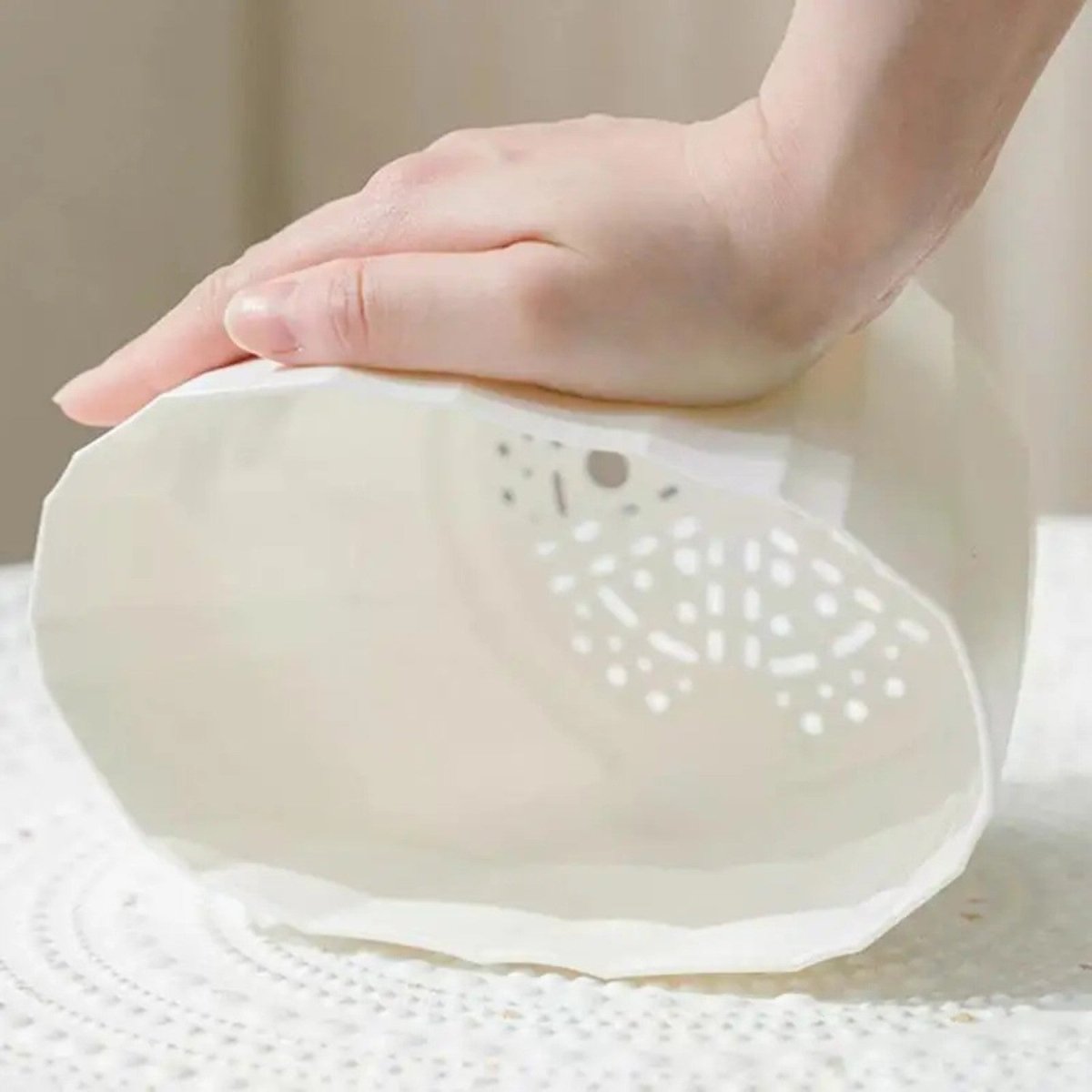 Self-Watering Flowerpot for Clean Indoor Gardening